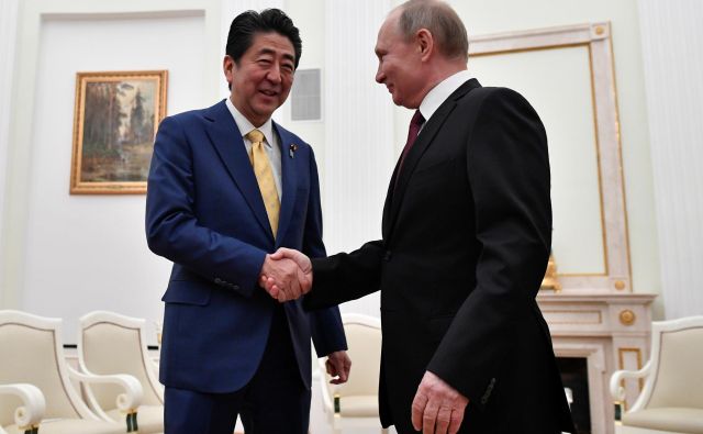 Včerajšnje srečanje ruskega predsednika Vladimirja Putina z japonskim premierom Šinzom Abejem je bilo že 25. po vrsti. Foto: Reuters