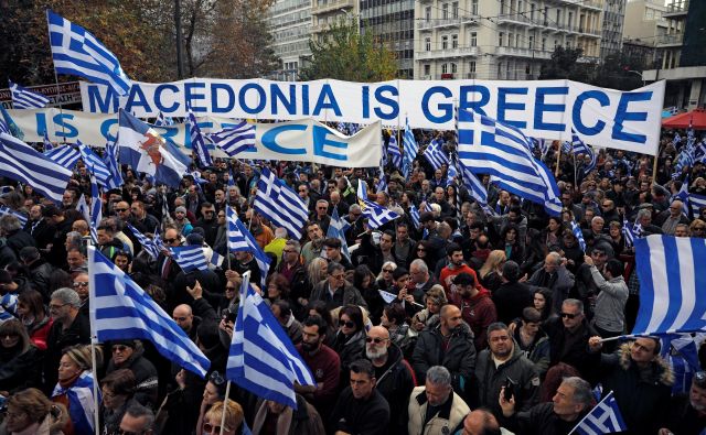 Po predvidevanjih bo Ciprasovi vladi uspelo dobiti večino za ratifikacijo sporazuma s Skopjem, ki mu nasprotuje 70 odstotkov Grkov. FOTO: Reuters
