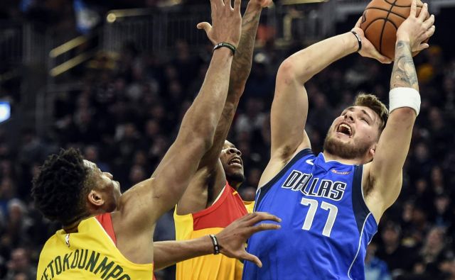 Luka Dončić je kljub trudu izgubil dvoboj z Giannisom Antetokounmpom (levo). FOTO: Reuters