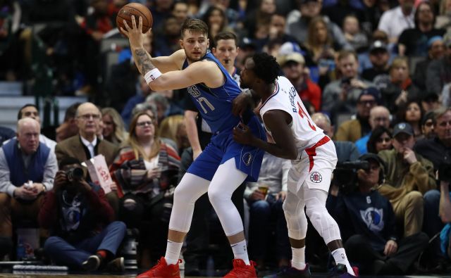 Luka Dončič je imel zaradi ostrega čuvaja v tekmecu Patricku Beverleyju povprečen večer, ki pa ga je še vedno končal kot najboljši podajalec in drugi strelec. FOTO AFP