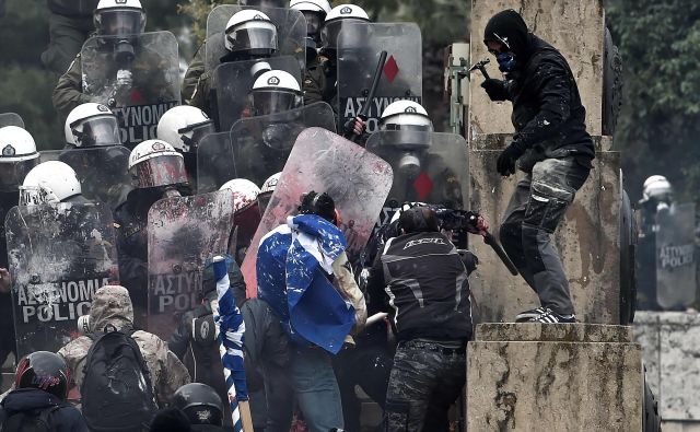 Današnjo razpravo in predvideno glasovanje o sporazumu o razrešitvi spora v grškem parlamentu bi ponovlo lahko spremljali nasilni protetsi. Foto: AFP