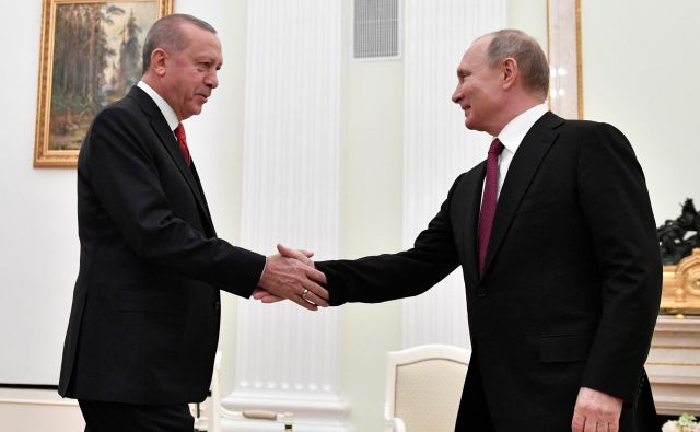 Srečanje ruskega predsednika Vladimirja Putina (desno) s turškim predsednikom Recepom Tayyipom Erdoğanom v Kremlju so nekateri komentatorji vnaprej označili za dogovor o delitvi ameriškega plena. Foto: Reuters