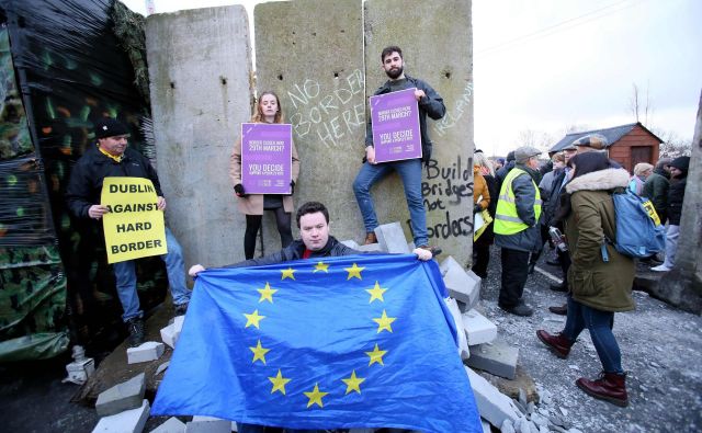 Nasprotniki brexita so v soboto protestirali na meji v Newryju na Severnem Irskem. FOTO: AFP