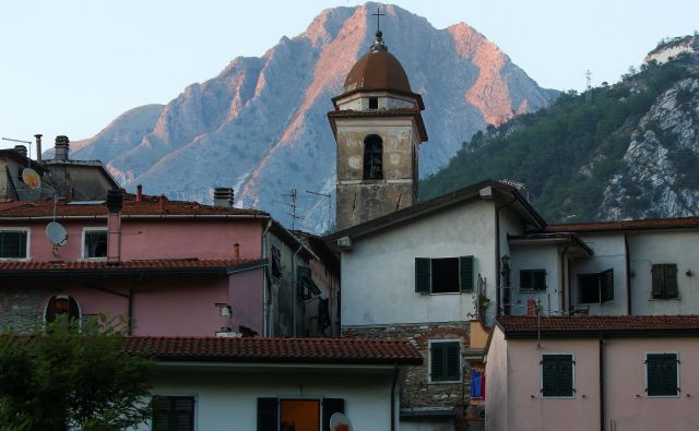 Trenutno je v Italiji 139 vasi, ki štejejo manj kot 150 prebivalcev. Fotografija je simbolična. FOTO: Alessandro Bianchi/Reuters