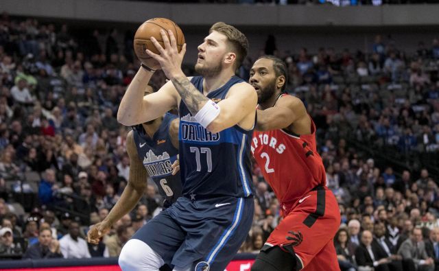 Luko Dončića je večkrat gledal v hrbet tudi odlični Kawhi Leonard (desno). FOTO: USA Today