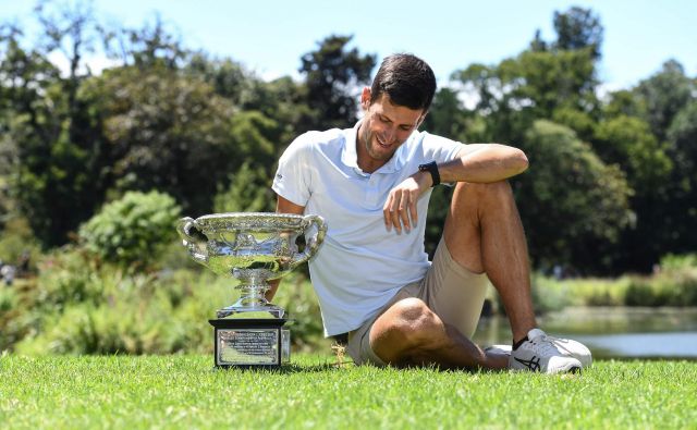 Preden se je poslovil od Avstralije, je Novak Đoković s pokalom Norman Brookes poziral v melbournskem botaničnem vrtu, v katerem se kot velik ljubitelj narave rad sprošča pred dvoboji. FOTO: AFP