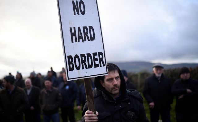 Protest nasprotnikov brexita in vzpostavitve fizične meje v Carrickcarnanu na Irskem. Foto Reuters