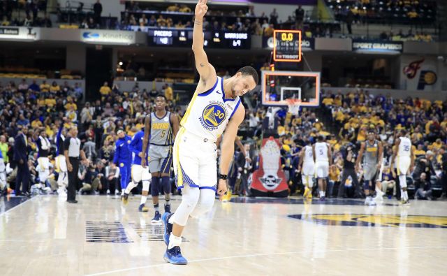 Steph Curry je rešetal mrežico Indiane z meti za tri točke, letos je spet eden najresnejših kandidatov za naziv najbolj koristnega igralca lige (MVP). FOTO: AFP