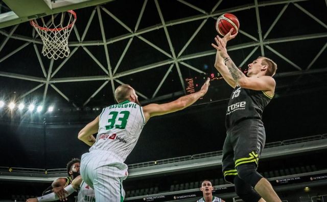 Gregor Hrovat (desno) pričakuje nekdanje soigralce. FOTO: FIBA