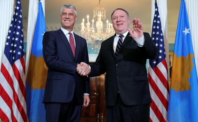 Hashim Thaçi (levo) in ameriški državni sekretar Mike Pompeo sta s stiskom rok potrdila ameriško-kosovsko zavezništvo. FOTO: Jim Young/Reuters