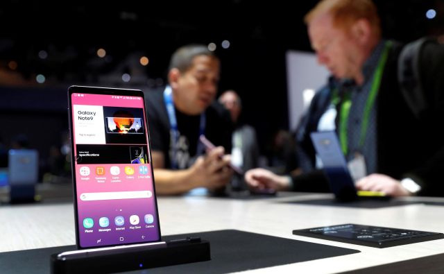 Telekom bo Darsovim uslužbencem nabavil pametne telefone in za posel dobil dobrih 155 tisočakov. FOTO: Reuters