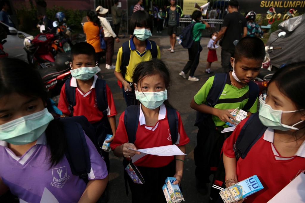 FOTO:Zaradi smoga zaprli več sto šol
