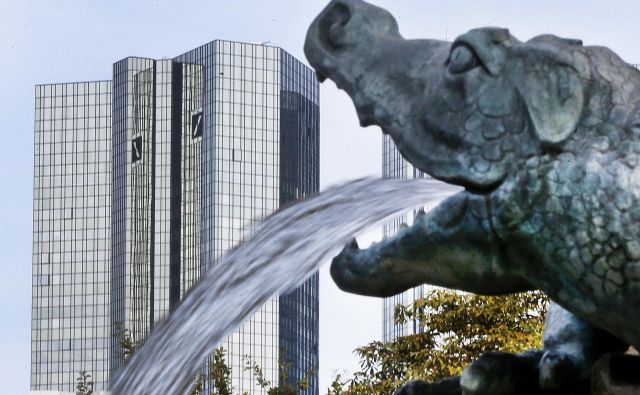 FILE - In this Oct. 11, 2016 file photo, water spills out of a small dragon sculpture on a fountain with the headquarters of the Deutsche Bank in background in Frankfurt, Germany, Deutsche Bank says it is planning a capital increase to raise 8 billion euros (US $8.45 billion). The German lender said in a statement Sunday March 5, 2017 that the capital increase will come through the issuance of up to 687.5 million new shares (AP Photo/Michael Probst,file) Foto Michael Probst Ap