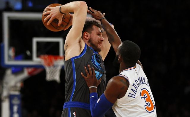 Luka Dončić je igral pred očmi skupine slovenskih navijačev. FOTO: Adam Hunger/Reuters