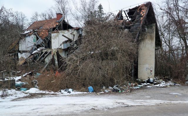 Že zdavnaj zapuščen in propadajoč nekdanji gostinski objekt na Petričku je ponoči dodatno uničil še požar. FOTO: Brane Piano<br />
 