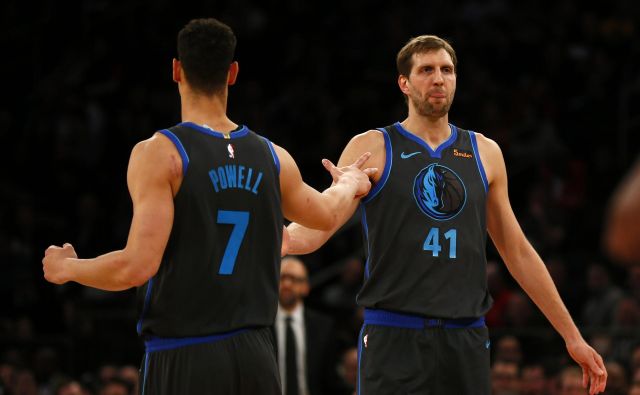 Dirk Nowitzki je tokrat sodeloval z Jalenom Brunsonom, ne Luko Dončićem. FOTO: Reuters