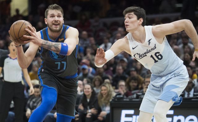 Luka Dončić se je v Clevelandu spopadel tudi s Turkom Cedijem Osmanom (desno), ki si je v prvem polčasu poškodoval gleženj. Foto USA Today