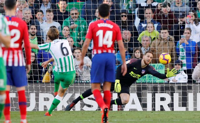 Jan Oblak je prejel najvišjo oceno med gosti, enako kot strelec gola Sergio Canales, ki je takole matiral Škofjeločana z bele točke. FOTO: Reuters