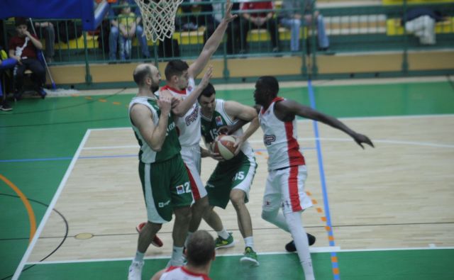 Jure Balažič (z žogo) in Jure Lalić sta bila ogorčene bitke s centri FMP. Foto ABA