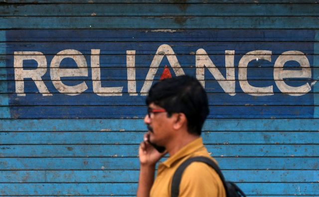 V boju za Reliance zmaguje Reliance Jio starejšega brata Ambani. FOTO: Francis Mascarenhas/Reuters