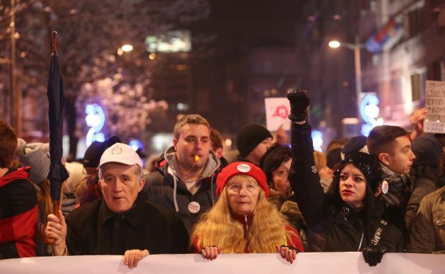 Beograjski sobotni protesti so vse bolj množični in se širijo v druga srbska mesta. FOTO: Djordje Kojadinović/Reuters