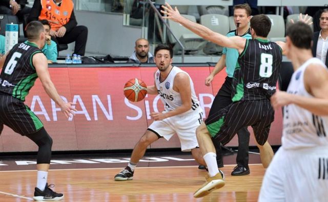 Na prvi tekmi v Istanbulu je imela obramba Olimpije mnogo težav z gostitelji. FOTO: FIBA