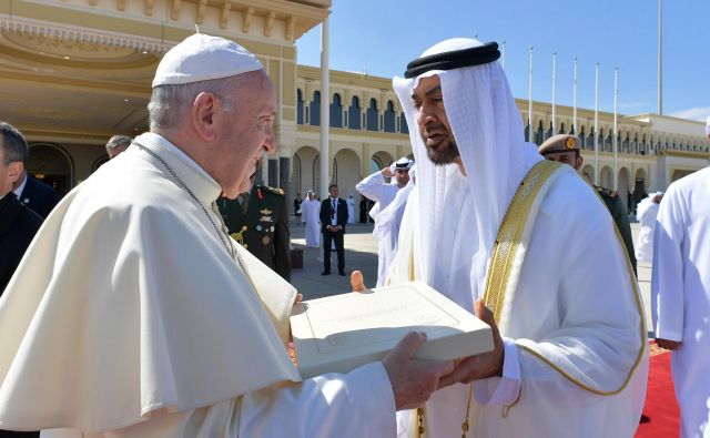 Papež Frančišek je abudabijskemu princu šejku Mohamedu bin Zajedu al Nahjanu izročil dokument o bratstvu. FOTO AFP