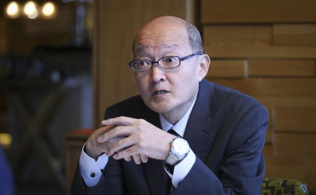 Yoshiaki Ichikawa: Prednost Slovenije je njena majhnost. Ima dva milijona prebivalcev, samo Hitachi pa zaposluje 300.000 ljudi.<br />
Foto Jože Suhadolnik