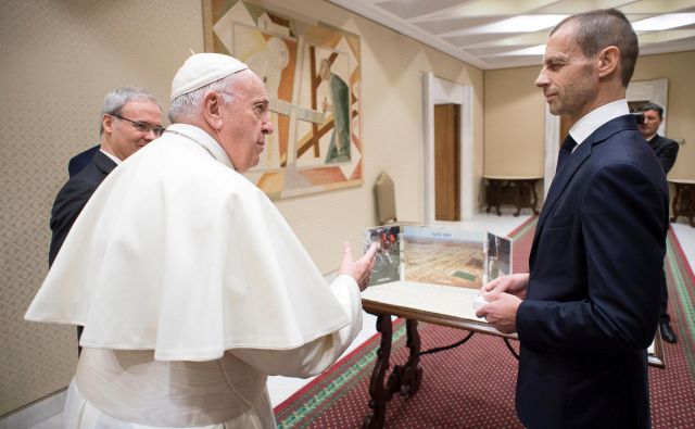 Aleksander Čeferin je dan pred Uefinim kongresom sprejel vabilo za obisk papeža Frančiška, ki je strasten navijač in odličen poznavalec nogometa. FOTO: Reuters