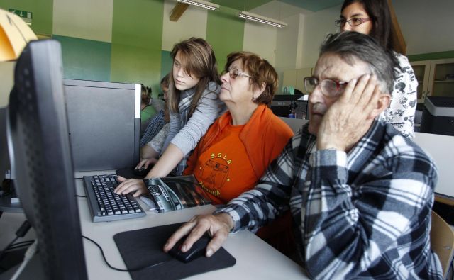 Članice OECD porabijo v povprečju več za izplačila, torej pokojnine in podpore brezposelnim (skupaj 12 odstotkov BDP) kot za storitve v zdravstvu in socialnem skrbstvu (osem odstotkov BDP). FOTO: Leon Vidic/Delo