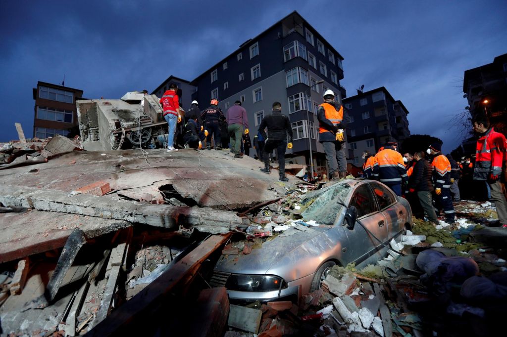 FOTO:V zrušenju osemnadstropnega bloka v Istanbulu najmanj dve smrtni žrtvi