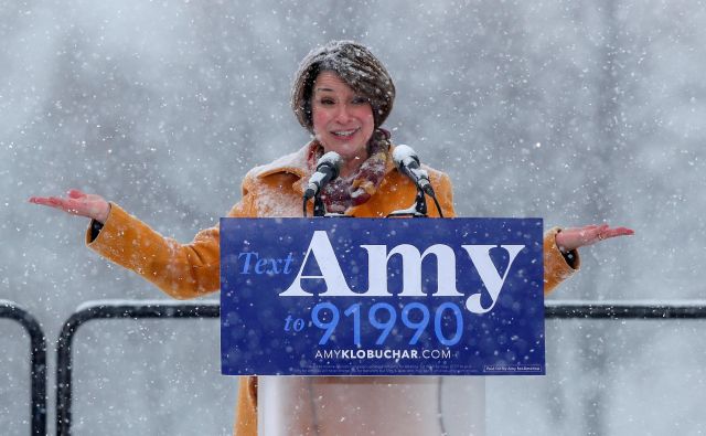 Amy Klobuchar je kljub temperaturam precej pod ničlo z vstopom v predsedniško tekmo razgrela privržence v domači Minnesoti. FOTO: Eric Miller/Reuters