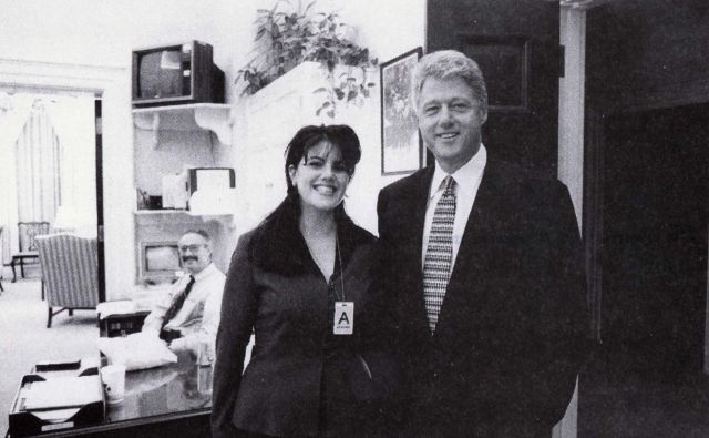 Bill Clinton in pripravnica Monika Lewinsky, preden je njun nespodobni odnos zamajal Belo hišo. FOTO: Reuters