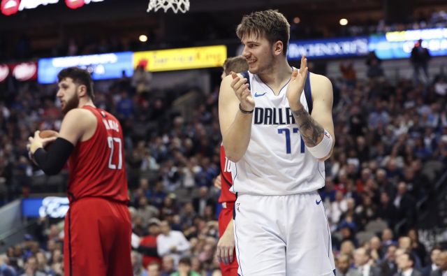 Luka Dončić je bil vesel uspeha nad četrto zasedbo zahodne konference, levo poraženi Jusuf Nurkić. FOTO: USA Today