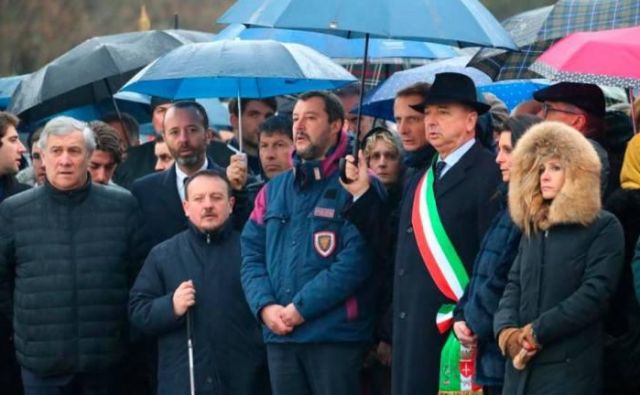 Salvini ob Tajaniju, predsedniku Furlanije - Julijske krajine Massimilianu Fedrigi in tržaškemu županu Robertu Dipiazzi na nedeljski prireditvi. FOTO: Fotodamj@n