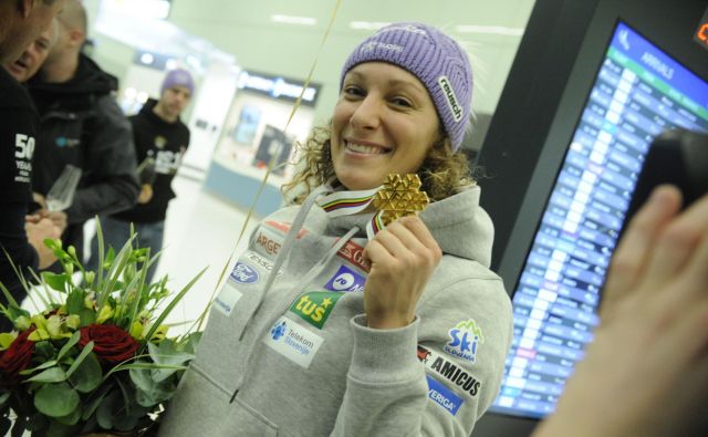 Leta 2014 je v Zagrebu pristala zlata Tina Maze, ki se je vrnila z dvema najžlahtnejšima odličjema z OI v Sočiju! Ilka Štuhec gre po Tinini poti, Zagreb, zlato in kristal ostajajo rdeča nit. FOTO: Drago Perko