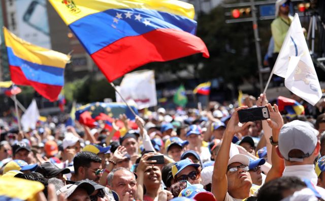 Podporniki opozicije so na ulicah Caracasa in drugod po državi ponovno zahtevali svobodno Venezuelo in konec »uzurpacije« oblasti predsednika Nicolása Madura. FOTO: Reuters