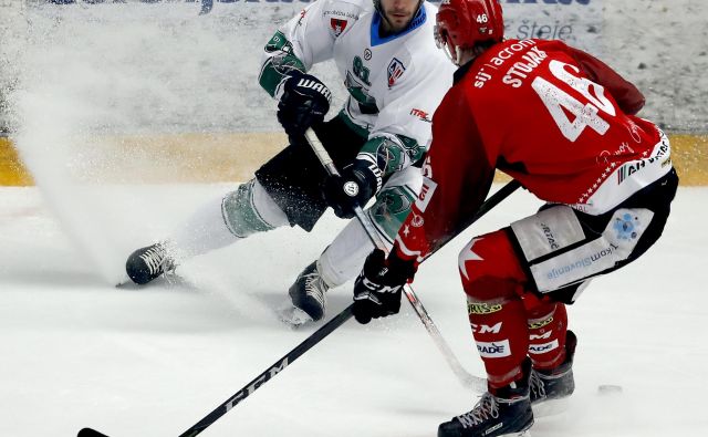 Kot ponavadi je bilo v derbiju precej zanimivih dvobojev, kot je ta med Olimpijinim napadalcem Žanom Jezovškom in Jeseničanom Nejcem Stojanom. FOTO Roman Šipić/Delo