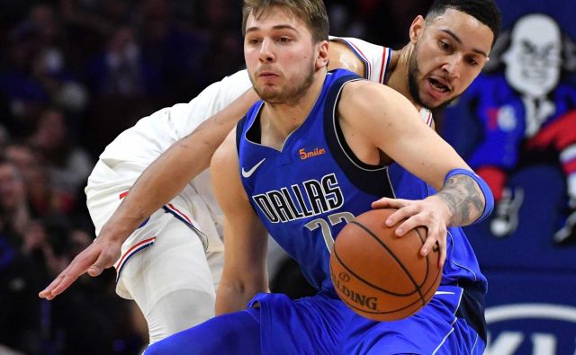 Luka Dončić bo v Charlottu združil moči z najboljšim novincem prejšnje sezone v ligi NBA, 208 cm visokim branilcem Benom Simmonsom (v ozadju). FOTO: USA Today