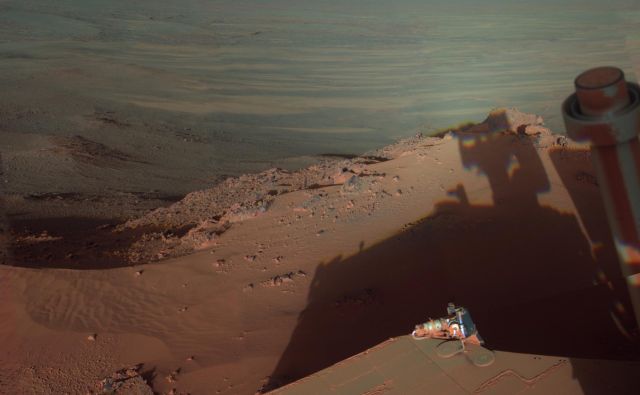 Takole je maja 2012 ujel svojo senco v poznem popoldnevu v kraterju Endeavour.<br />
FOTO: NASA/JPL-Caltech/Cornell/Arizona State Univ. 