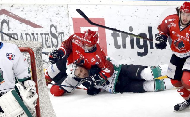 Razmerje hokejskih sil v Sloveniji se je v tej sezoni povsem zasukalo, Ljubljančani zmagujejo, Jeseničani izgubljajo. FOTO: Roman Šipić/Delo