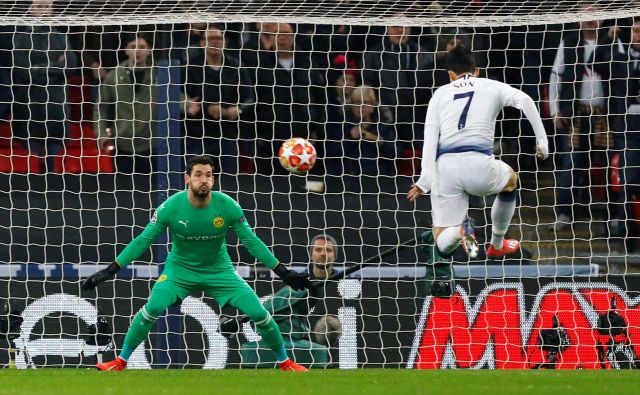 Južnokorejski zvezdnik Son Heung-min je s prvim golom odprl pot do prepričljive Tottenhamove zmage proti dortmundski Borussii. FOTO: Reuters.