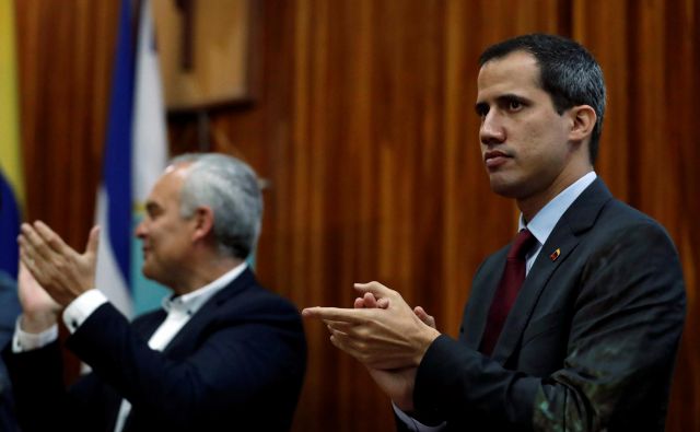 Vodja venezuelske opozicije Juan Guaidó uživa široko mednarodno podporo. FOTO: Carlos Garcia/Reuters