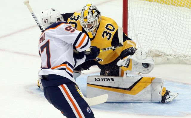 Takole je Matt Murray zaustavil kazenski strel Connorja McDavida. FOTO: Charles LeClaire/Reuters