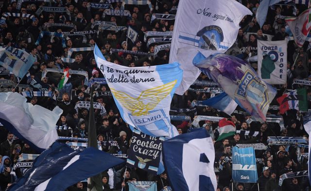 Že sinoči je zavrelo med Lazievimi in Sevillinimi navijači. FOTO: Alberto Lingria/Reuters