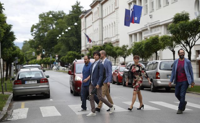 Levica, ki pet mesecev po prisegi vlade ni nič bliže podpisu protokola, je do svojih partneric zelo bojevito razpoložena.<br />
FOTO: Leon Vidic/Delo