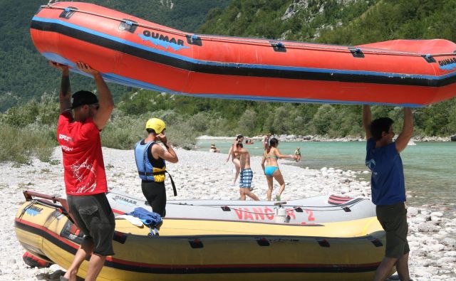 Z urejenostjo vstopno-izstopnih mest na Soči niso zadovoljni ne raftarji ne občine. FOTO: Blaž Močnik