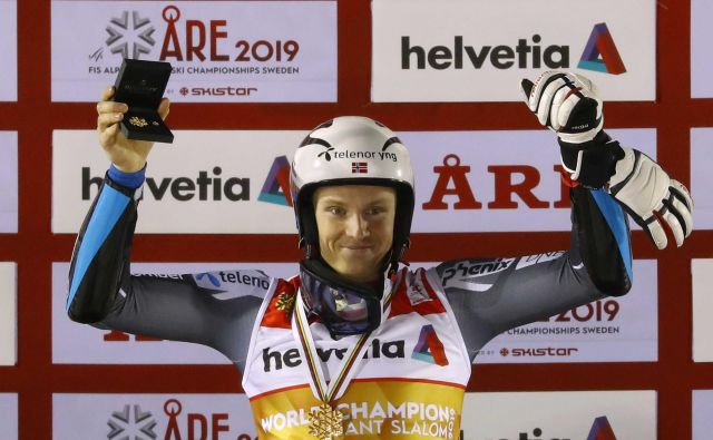 Henrik Kristoffersen je bil trikrat četrti na SP, včeraj je končno osvojil prvo kolajno v karieri – in to zlato. FOTO: Leonhard Föger/Reuters