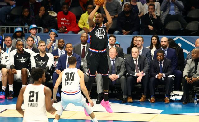 LeBron James se ni uštel, ko je pred tekmo All-Star kot prvega vnovič izbral Kevina Duranta (pri metu). FOTO: USA Today