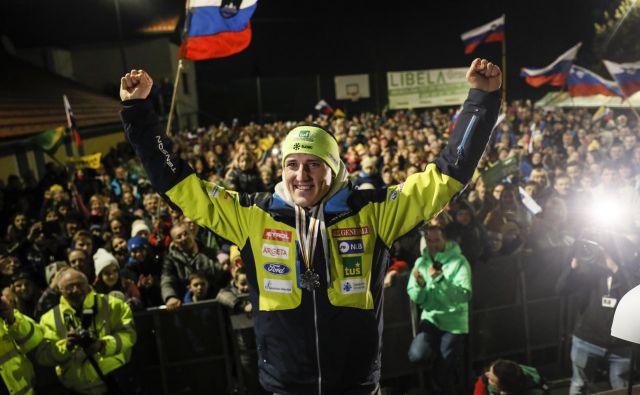 Štefan Hadalin je prišel iz Švedske utrujen, a ponosen na dosežek in ganjen, ker ga je pričakala množica sokrajanov. FOTO: Uroš Hočevar/Delo